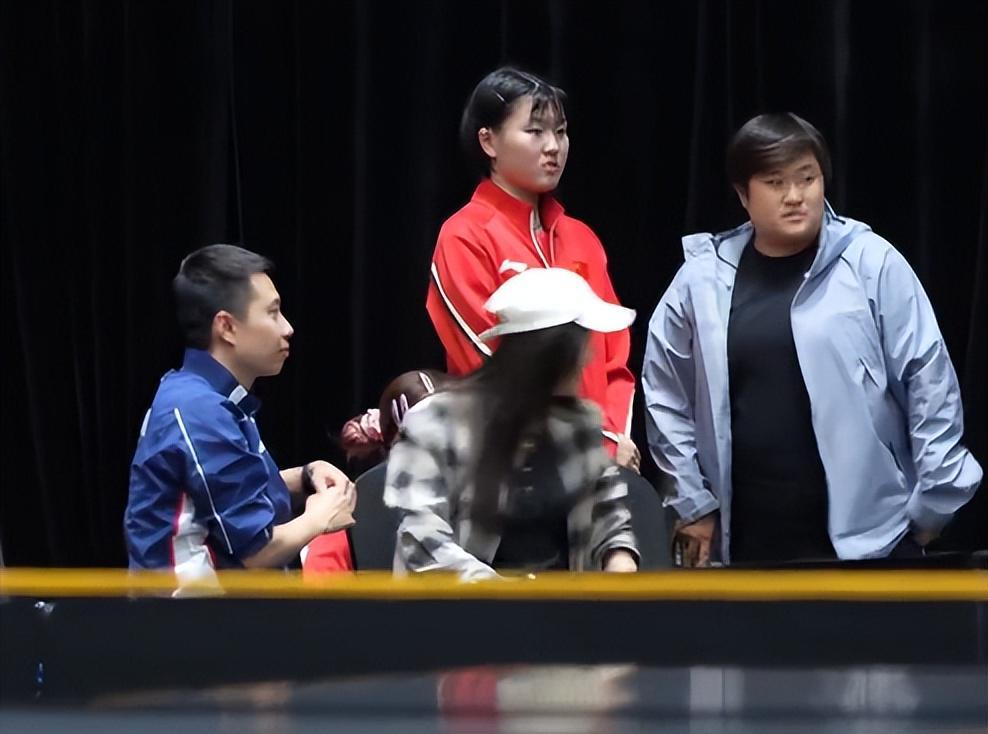 陈梦到场指点爱徒!姜依依双线作战已入八强 15岁入国乒一队天资卓绝